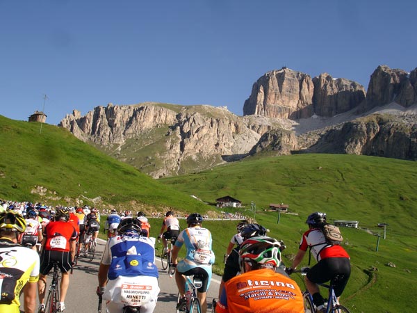Busy ascent, Maratona dles Dolomites 2011