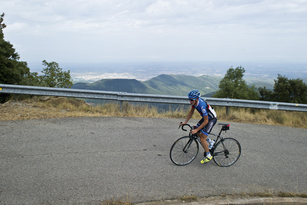 Dan-Martin-Garmin-Sharp-climbs-Rocacorba.jpg